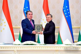 Президент Таджикистана подарил Шавкату Мирзиёеву книгу «Чашмаи хирад»