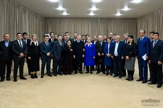 Uzbek President talks with mahalla activists of Jomboy district