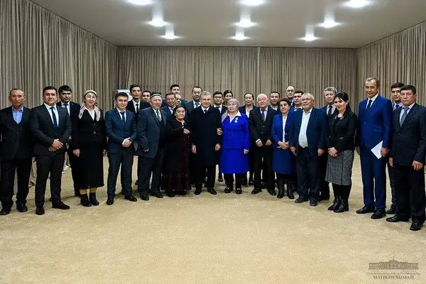Uzbek President talks with mahalla activists of Jomboy district