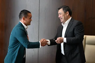 President of Kyrgyzstan gifts car to Uzbek boxing coach