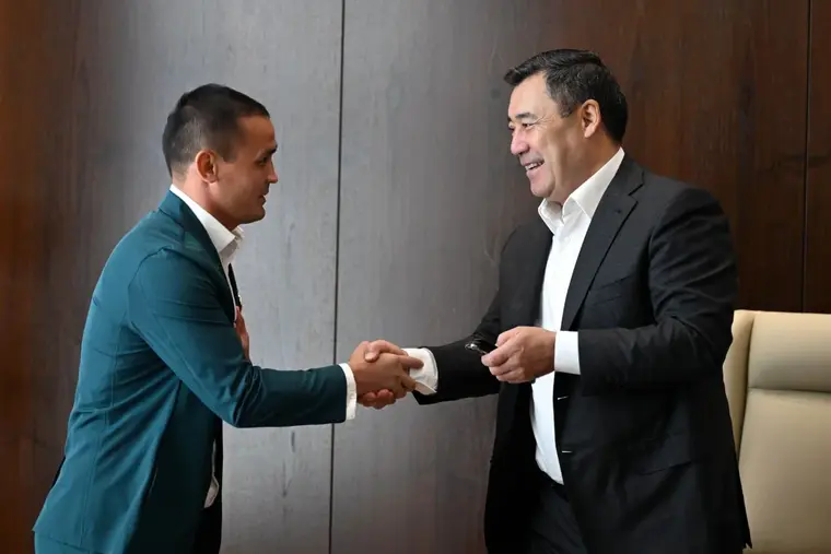 President of Kyrgyzstan gifts car to Uzbek boxing coach