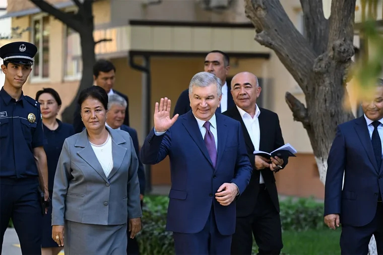 Президент посетил махаллю Дустлик в Бекабаде