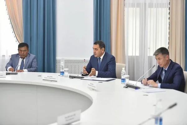 Глава Кабмина Кыргызстана А.Жапаров встретился с губернаторами приграничных областей Таджикистана и Узбекистана