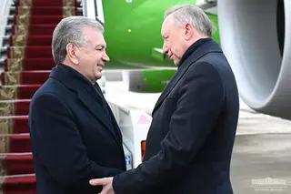 Uzbek President arrives in Saint Petersburg