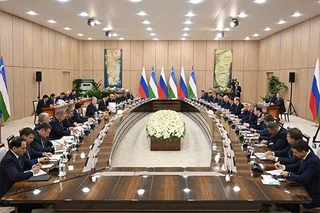 Ўзбекистон Президенти "ИННОПРОМ" халқаро кўргазмасини бориб кўрди