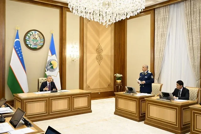 Mirziyoyev Oʻzbekistonda raqamlashtirish va korrupsiyaga qarshi kurashni kuchaytirish rejalarini koʻrib chiqdi