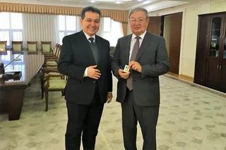 Муса Ерниязов награжден нагрудным знаком МНО «Таълим хомийси»