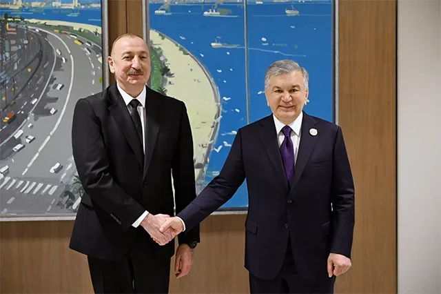 Мирзиёев ва Алиев савдо ўсиши ва лойиҳаларни муҳокама қилишди