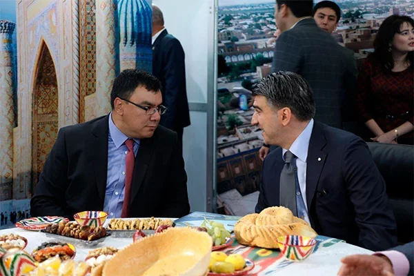 Aziz Abdukhakimov meets with a representative of Vinci Construction Grands Projects