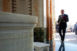 Viacheslav Volodin lays flowers at the mausoleum of the first President of Uzbekistan Islam Karimov