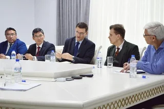 A meeting takes place with regional experts of the International Finance Corporation