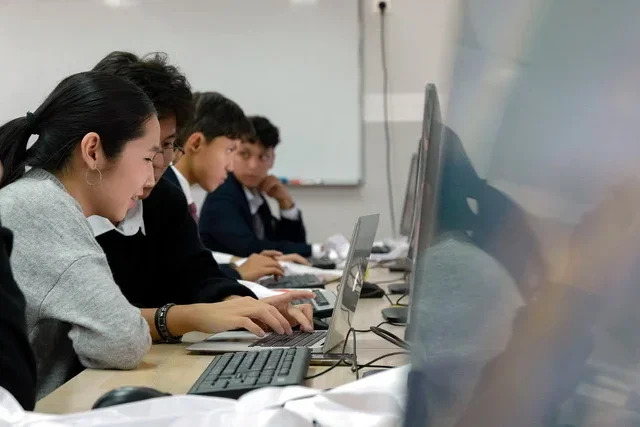 Yandex Uzbekistan dasturlash maktabiga yo‘l ochadigan kursni ishga tushirdi