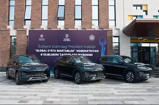 Президент Узбекистана подарил автомобили родителям и наставнику победителей Zayed Sustainability Prize