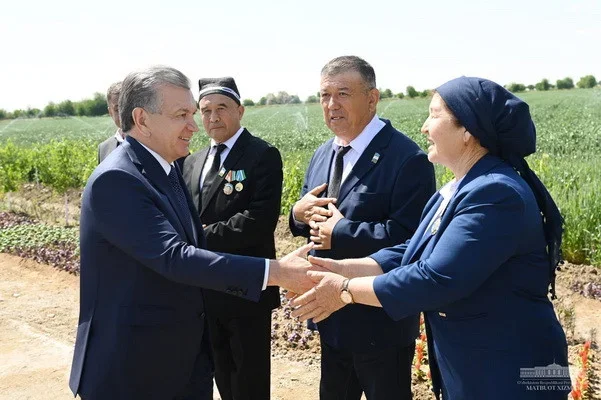 Uzbek President meets with farmers in Kasan
