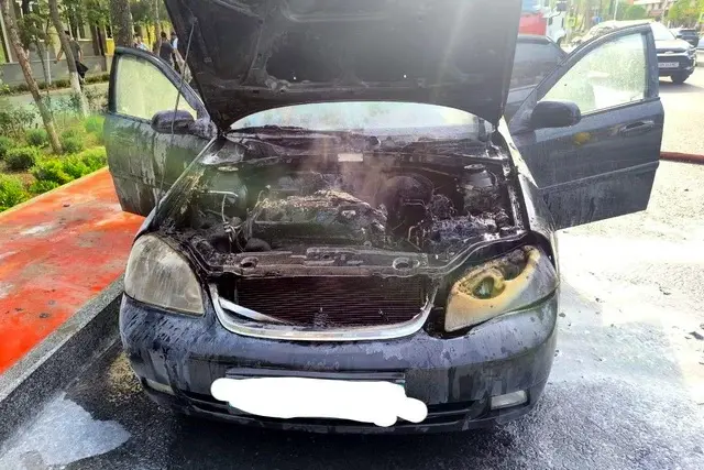 Тошкентда Шота Руставели кўчасида автомобиль ёнди