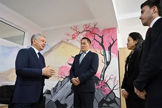 Президент ознакомился с развитием махалли Ийкота в Ташкенте