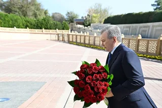 Mirziyoyev Samarqanddagi Islom Karimov qabriga gul qoʻydi