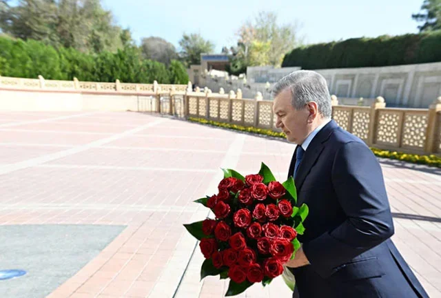 Mirziyoyev Samarqanddagi Islom Karimov qabriga gul qoʻydi