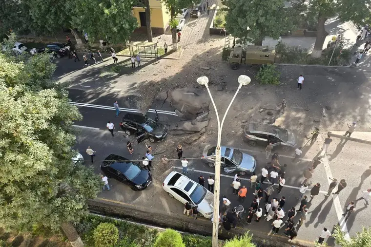 На улице Глинки в Ташкенте ограничили движение после провала дороги