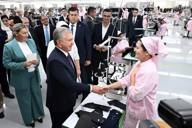 Prezidentimiz “Iftixor kiyim sanoat” tekstil klasteriga qarashli yangi korxonada bo‘ldi