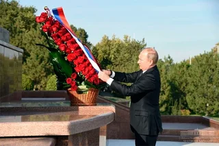 Владимир Путин возложил цветы к монументу Независимости и гуманизма
