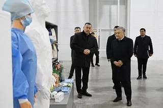 Oʻzbekiston Prezidenti Shavkat Mirziyoyev Sirdaryo erkin iqtisodiy zonasidagi Invest Asia korxonasiga tashrif buyurdi