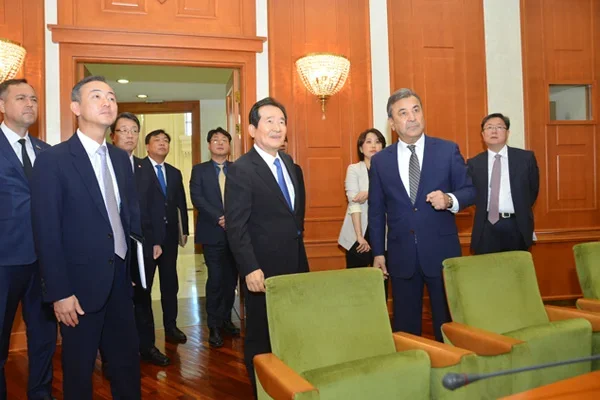 Chairman of Senate receives delegation of South Korea