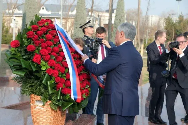 Вячеслав Володин Тошкентдаги Ғалаба боғи ёдгорлик мажмуасига ташриф буюрди