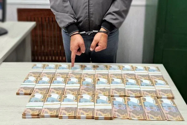 Задержан мужчина, пытавшийся сбыть поддельные 100-тысячные сумовые банкноты