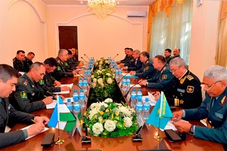 Узбекистан и Казахстан подписали план военного сотрудничества