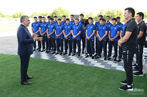 Uzbek President exchanges views with young football players and specialists in the field