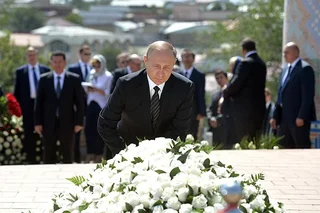 Путин Самарқанддаги Каримов қабрига гул қўйди
