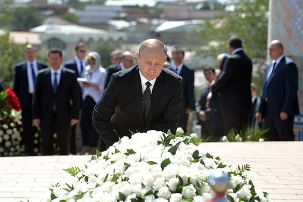 Путин возложил цветы к могиле Ислама Каримова в Самарканде