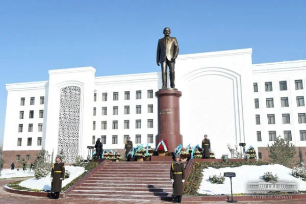 В Карши открыт памятник Исламу Каримову