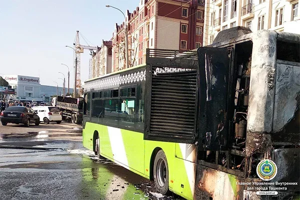 В автобусе произошел пожар из-за возгорания моторного отсека