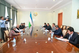 Содиқ Сафоев Мубашир Жавед Акбар билан учрашди