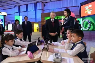 Uzbek President gets acquainted with the exhibition of new-generation textbooks