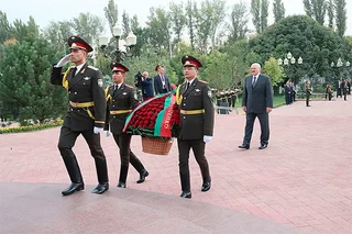 Александр Лукашенко Мустақиллик ва эзгулик монументи пойига гул қўйди