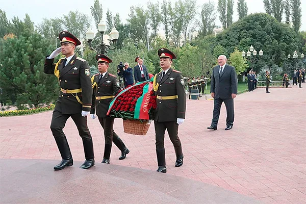 Президент Беларуси возложил цветы к Монументу Независимости и гуманизма