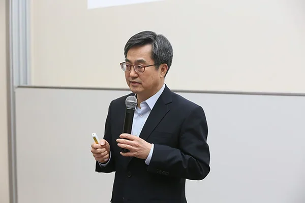 Deputy Prime Minister of South Korea conducts lecture for students of Tashkent universities