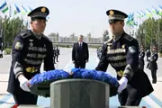 Президент Шавкат Мирзиёев возложил венок к Монументу независимости