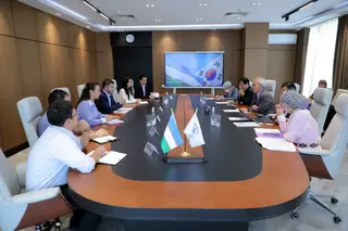 Azizov Discusses BioPharma City Development with Korean Experts