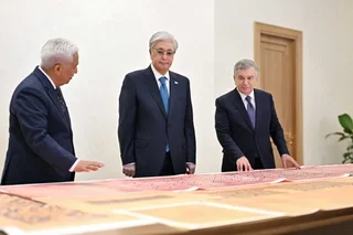 Mirziyoyev hands Tokayev archival materials on Turkestan