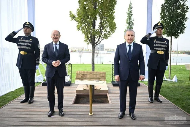 Президент Узбекистана и Канцлер Германии посадили дерево