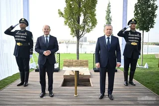 President of Uzbekistan and German Chancellor plant tree together