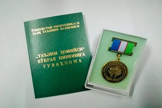 Глава Офиса ЮНЕСКО в Узбекистане награжден нагрудным знаком МНО «Таълим хомийси»
