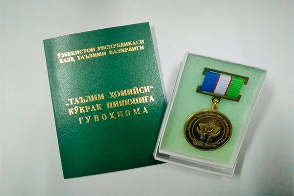 Глава Офиса ЮНЕСКО в Узбекистане награжден нагрудным знаком МНО «Таълим хомийси»