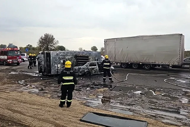 Тошкент вилоятида йўловчи автобуси ва Cobalt тўқнашувидан кейин ёниб кетди