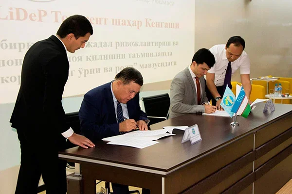 УзЛиДеП и АМБиТ подписали меморандум о сотрудничестве