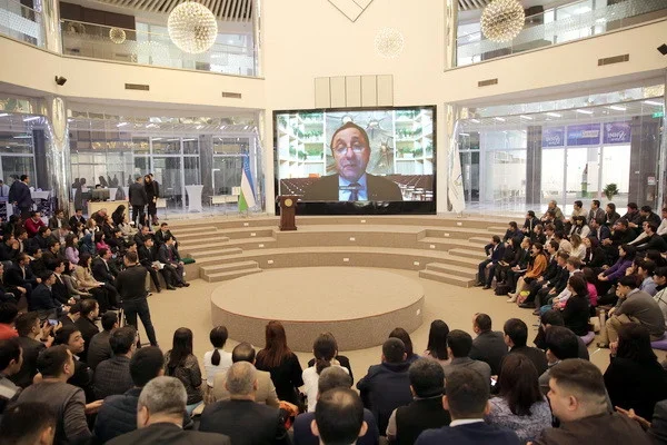 A round table on the theme "Young Scientists Alumni Reunion 2022" takes place